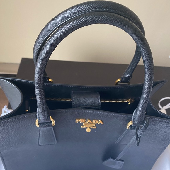 ❗️SOLD❗️Prada Saffiano Lux! New condition! - Picture 4 of 11